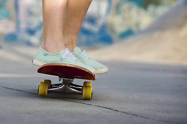 포토 JPG 해외이미지 백인 라이프스타일 여자 스포츠 운동화 발 거리 한명 사람 성인 야외 도시 스케이트보드 스케이터 성인여자한명만 해외202004 해외포토 서양인 1 신발 운동선수 생활 신체부위 보드_스포츠 여자한명만 성인여자만 파일형식