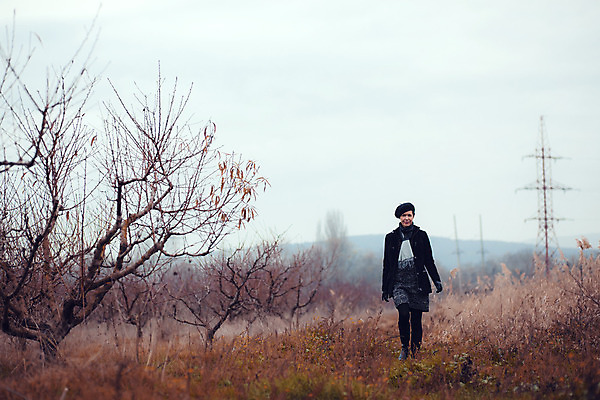 포토 JPG 해외이미지 백인 모델 모자 라이프스타일 응시 공원 여자 겨울 자연 날씨 한명 사람 풍경 성인 야외 유행 걷기 검은색 추위 자유 코트 가을 우아함 숲 장면 스타일 성인여자한명만 해외202004 해외포토 서양인 1 시선 잡화 계절 공공시설 컬러 컨셉 모션 생활 외투 생태계 여자한명만 성인여자만 파일형식