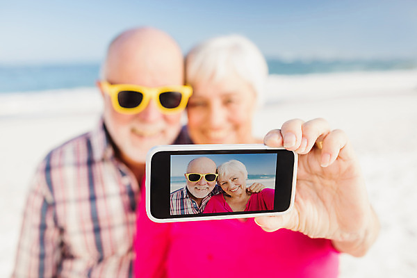 포토 JPG 해외이미지 백인 커플 여자 노년 남자 모래 파도 바다 휴가 함께함 사랑 야외 두명 물 여름 노후 스마트폰 스크린 맑음 사진촬영 잡기 디지털카메라 60대 70대 보여주기 노인만 해외202004 해외포토 자연요소 서양인 계절 감정 컨셉 관계 모션 날씨 사람 성인 핸드폰 스마트기기 카메라 촬영 성인만 파일형식