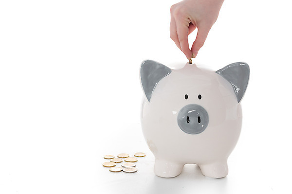 포토 JPG 해외이미지 손 신체부위 금융 동전 저축 돼지저금통 잡기 절약 흰배경 넣기 해외202004 해외포토 백그라운드 컨셉 돈 모션 사람 경제 저금통 흰색 파일형식