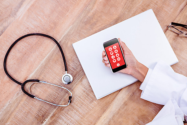 포토 JPG 해외이미지 손 안경 청진기 한명 들기 사람 앉기 신체부위 노트북 스마트폰 사무실 스크린 터치 환자 의사 잡기 어플리케이션 책상 상담 의료성형뷰티 해외202004 해외포토 1 잡화 가구 비즈니스 의학 의료기기 모션 전자제품 핸드폰 스마트기기 의료진 파일형식