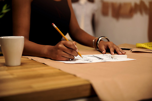 포토 JPG 해외이미지 직업 디자인 옷 여자 산업 비즈니스 사업가 성공 관리 창조 한명 사무실 연필 유행 직물 업무 작업 그리기 작업실 마네킹 바느질 디자이너 스케치 측정 예술가 테이프 주인 재단 재단사 스타일리스트 스타일 해외202004 해외포토 1 컨셉 모션 문구용품 학용품 미술 사람 필기구 파일형식