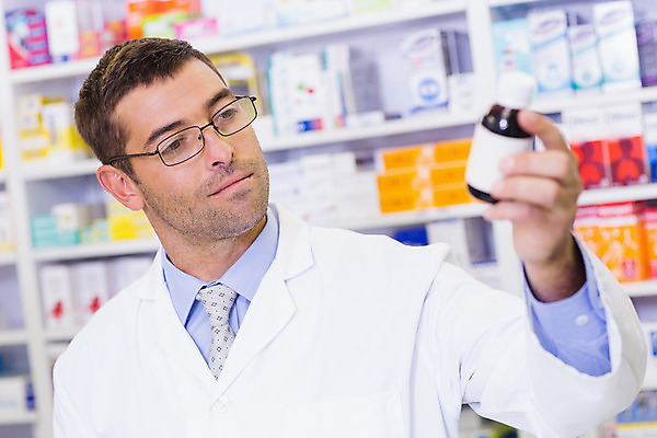 포토 JPG 해외이미지 백인 응시 남자 실내 한명 상반신 성인 30대 약 약국 집중 처방 조제 약사 의료성형뷰티 성인남자한명만 해외202004 해외포토 서양인 1 시선 컨셉 의학 사람 내부 장년 만들기 남자한명만 성인남자만 파일형식