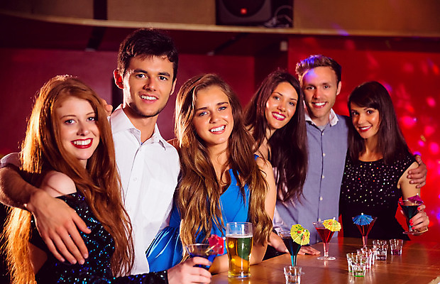 포토 JPG 해외이미지 백인 긴머리 응시 드레스 여자 남자 행복 탁자 맥주 함께함 실내 사람 이벤트 여러명 20대 성인 파티 우정 축하 칵테일 바 화려 클럽 흥분 성인만 유흥 해외202004 해외포토 서양인 헤어스타일 시선 옷 감정 가구 다수 컨셉 주류 청년 내부 친구 파일형식