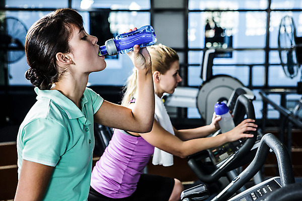 포토 JPG 해외이미지 백인 라이프스타일 여자 스포츠 실내 건강 20대 성인 두명 물 운동복 운동 힘 헬스장 마시기 수분 체육관 성인여자만 크로스핏 해외202004 해외포토 자연요소 서양인 옷 모션 사람 청년 내부 생활 헬스 여자만 성인만 파일형식