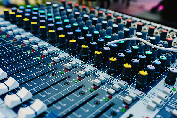 포토 JPG 해외이미지 직업 산업 음악 손가락 버튼 사람없음 디지털 텔레비전 소리 장비 업무 판넬 기술자 엔지니어 볼륨 미끄럼틀 혼합 믹서 DJ 책상 라디오 전자 오디오 방송 스위치 스테레오 위로 관리자 섞기 제어 채널 프로듀서 해외202004 해외포토 손 가구 문화예술 전자제품 작업 놀이기구 파일형식