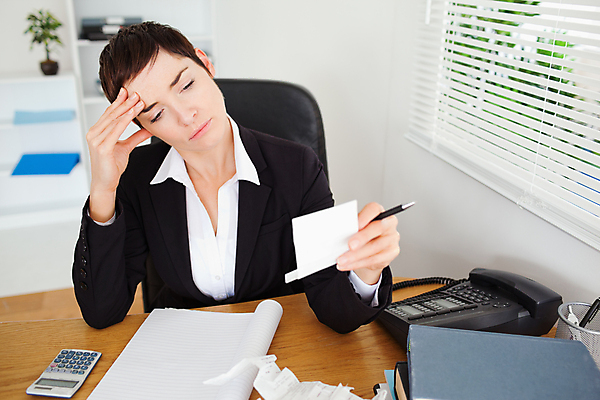 포토 JPG 해외이미지 백인 손 응시 여자 종이 컨셉 돈 비즈니스 탁자 갈색머리 한명 사람 앉기 성인 금융 사무실 펜 계산기 흰색 기록 업무 비즈니스우먼 계산 책상 회계 계산서 경영 계좌 세금 심각 해외202004 해외포토 서양인 1 헤어스타일 시선 컬러 가구 모션 문구용품 신체부위 경제 필기구 장비 작업 직장인 재산 파일형식