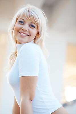 포토 JPG 해외이미지 라이프스타일 응시 유럽 얼굴 생각 휴식 건강 한명 미소 사람 파란색 금발 머리 흰색 치아 피부 순수 긍정 노려봄 내추럴 해외202004 해외포토 1 헤어스타일 시선 나라 컬러 컨셉 표정 생활 신체부위 소화기관 파일형식