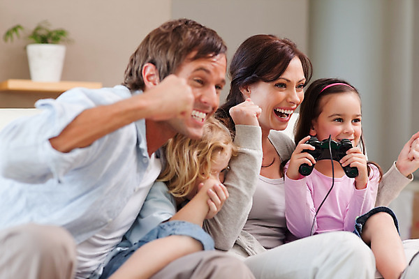 포토 JPG 해외이미지 여자 딸 행복 아들 어린이 가족 놀이 엄마 함께함 실내 사랑 앉기 소년 여러명 20대 30대 소파 기쁨 게임 아빠 해외202004 집콕 해외포토 남자 감정 다수 컨셉 의자 관계 모션 사람 청년 내부 장년 신조어 파일형식 앳홈라이프