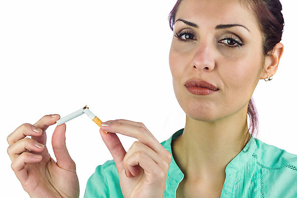 포토 JPG 해외이미지 백인 응시 여자 손가락 담배 한명 들기 상반신 20대 성인 앞모습 잡기 자르기 흰배경 금연 담배꽁초 해로움 성인여자한명만 해외202004 해외포토 서양인 1 손 시선 캠페인 뷰포인트 백그라운드 컨셉 모션 사람 청년 흰색 사회이슈 여자한명만 성인여자만 파일형식