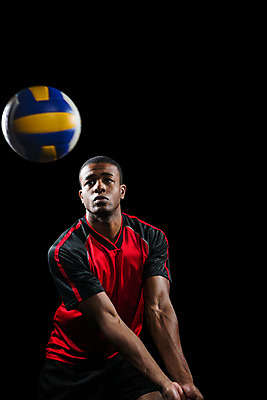 포토 JPG 해외이미지 라이프스타일 응시 남자 스포츠 검은배경 한명 상반신 20대 성인 앞모습 운동복 운동 손들기 배구 배구선수 배구공 토스 성인남자한명만 해외202004 해외포토 1 시선 옷 스포츠용품 뷰포인트 백그라운드 공 모션 운동선수 건강 사람 청년 생활 구기 검은색 남자한명만 성인남자만 파일형식