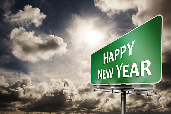 포토 JPG 해외이미지 구름 텍스트 하늘 사람없음 초록색 파란색 햇빛 어둠 사인 도로표지판 해피뉴이어 카피스페이스 해외202004 해외포토 자연요소 도로 컬러 태양 공백 새해인사 표지판 파일형식