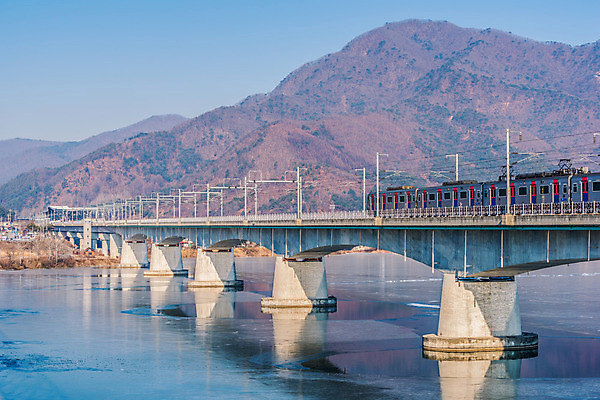 포토 JPG 해외이미지 아시아 여행 교통시설 서울 한국 풍경 사람없음 강 기차 전철 역 복고 남쪽 해외202004 해외포토 나라 육상교통 교통 대중교통 방향 시설 파일형식