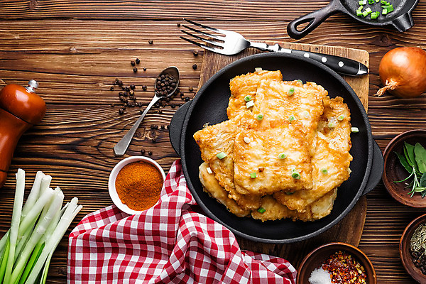 포토 JPG 해외이미지 접시 음식 백그라운드 탁자 건강 어류 요리 사람없음 목재 주방 식사 저녁식사 어둠 튀김 시골 맛 그릴 굽기 해산물 향신료 준비 점심식사 맛있는 해외202004 해외포토 나무 식기 가구 컨셉 재료 주방용품 수중동물 구이 향미료 파일형식