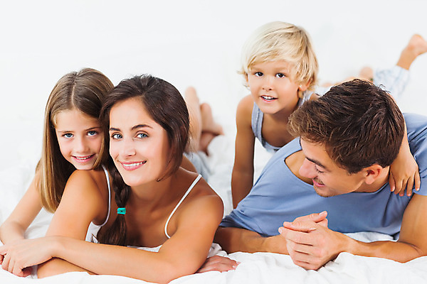 포토 JPG 해외이미지 백인 여자 남자 딸 행복 아들 어린이 가족 놀이 엄마 함께함 실내 사랑 소년 여러명 20대 성인 30대 부모 침실 잠옷 침대 아빠 업기 해외202004 집콕 해외포토 서양인 옷 감정 가구 다수 컨셉 관계 모션 사람 청년 내부 장년 신조어 파일형식 앳홈라이프