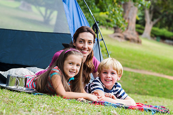 포토 JPG 해외이미지 나무 백인 라이프스타일 여자 남자 딸 행복 아들 어린이 가족 자연 엄마 휴가 함께함 텐트 사랑 앉기 소년 잔디 성인 야외 세명 초록색 30대 봄 캠핑 시골 캠핑장 해외202004 해외포토 서양인 식물 계절 감정 컬러 컨셉 관계 모션 레저 캠핑도구 사람 생활 장년 생태계 파일형식