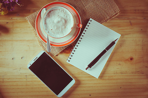 포토 JPG 해외이미지 디자인 종이 커피 음료 백그라운드 아이디어 사람없음 스마트폰 펜 다이어리 공책 공백 카페 복고 페이지 해외202004 해외포토 컨셉 문구용품 핸드폰 스마트기기 필기구 상점 사무용품 파일형식