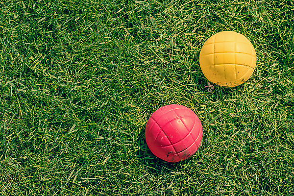 포토 JPG 해외이미지 공 잔디 사람없음 야외 초록색 정원 봄 두개 해외202004 해외포토 식물 계절 컬러 2 파일형식