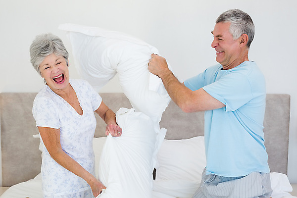 포토 JPG 해외이미지 백인 커플 여자 노년 남자 행복 베개 남편 주택 함께함 실내 사랑 웃음 성인 두명 노후 침실 잠옷 백발 침대 잡기 아내 60대 70대 노인만 해외202004 해외포토 서양인 헤어스타일 옷 감정 가구 컨셉 관계 침구 모션 표정 사람 내부 건물 성인만 파일형식