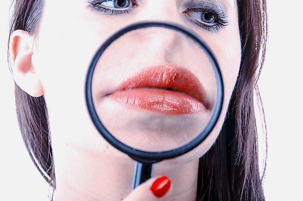 포토 JPG 해외이미지 백인 응시 여자 얼굴 백그라운드 컨셉 유리 돋보기 건강 치과 한명 사람 흰색 기구 공구 신선 잡기 입 확대 치아 입술 검색 치과의사 탐정 발견 돌봄 미백 의료성형뷰티 광학 해외202004 해외포토 서양인 1 시선 컬러 모션 재질 병원 신체부위 의사 도구 소화기관 파일형식