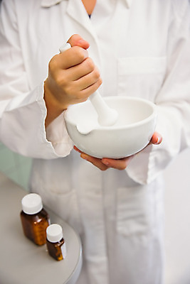 포토 JPG 해외이미지 백인 여자 실내 한명 상반신 20대 성인 약 작업 약국 준비 처방 조제 막자 약사 의료성형뷰티 성인여자한명만 연습생 해외202004 해외포토 서양인 1 의학 사람 청년 내부 연습 만들기 여자한명만 성인여자만 파일형식