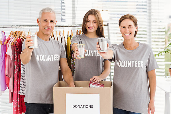 포토 JPG 해외이미지 백인 직업 여자 남자 행복 40대 중년 비즈니스 실내 20대 세명 상자 봉사 도움 직장인 비즈니스맨 비즈니스우먼 복지 동료 기부 돌봄 참여 자선단체 해외202004 해외포토 서양인 감정 컨셉 관계 모션 사람 청년 성인 내부 그룹 사회이슈 자선 파일형식