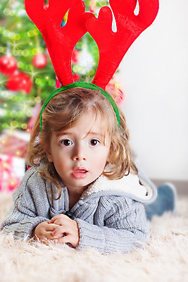 포토 JPG 해외이미지 나무 모델 남자 행복 얼굴 어린이 크리스마스 겨울 휴가 바닥 주택 한명 사람 소년 장식 장난감 파티 쌓기 기쁨 축하 표현 아기 작음 만족 긍정 거짓말 걸음마 순록 아랍어 캡모자 해외202004 해외포토 식물 모자_잡화 1 계절 기념일 감정 컨셉 모션 이벤트 건물 신체부위 크기 파일형식