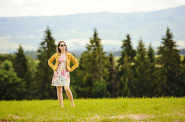 포토 JPG 해외이미지 백인 라이프스타일 여자 여행 배낭 자연 하늘 산 한명 사람 풍경 초원 성인 야외 초록색 여름 여행객 봄 트래킹 하이킹 자유 백패커 하이커 해외202004 해외포토 서양인 1 계절 컬러 컨셉 가방 레저 생활 생태계 파일형식