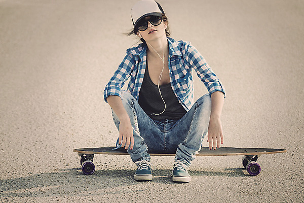 포토 JPG 해외이미지 백인 라이프스타일 여자 스포츠 휴식 거리 갈색머리 한명 사람 앉기 20대 성인 야외 선글라스 도시 스케이트보드 스케이터 캡모자 성인여자한명만 해외202004 해외포토 서양인 모자_잡화 1 헤어스타일 안경 컨셉 모션 운동선수 청년 생활 보드_스포츠 여자한명만 성인여자만 파일형식