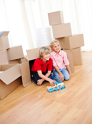 포토 JPG 해외이미지 백인 여자 딸 행복 아들 어린이 가족 모션 놀이 새로움 아파트 주택 사랑 사람 소년 두명 상자 장난감 기쁨 방 기차 플랫 형제 판지 어린이만 해외202004 해외포토 서양인 남자 감정 육상교통 컨셉 관계 대중교통 건물 파일형식