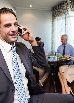 포토 JPG 해외이미지 백인 응시 여자 남자 행복 40대 중년 50대 탁자 직장 함께함 실내 앉기 정장 성인 세명 30대 스마트폰 사무실 직장인 비즈니스맨 비즈니스우먼 무선전화기 스마트 동료 직원 스타일 해외202004 해외포토 서양인 직업 시선 옷 감정 가구 컨셉 회사 비즈니스 관계 모션 사람 내부 장년 핸드폰 스마트기기 전화기 파일형식