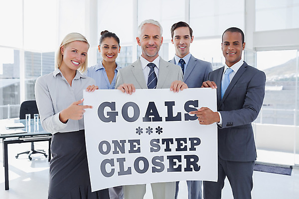 포토 JPG 해외이미지 서양인 외국인 백인 여자 남자 포스터 중년 50대 비즈니스 직장 함께함 서기 정장 여러명 20대 성인 사무실 흰색 잡기 직장인 비즈니스맨 비즈니스우먼 동료 직원 자극 해외202004 해외포토 직업 옷 컬러 다수 컨셉 회사 관계 모션 사람 인종 청년 파일형식