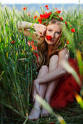 포토 JPG 해외이미지 모델 응시 여자 꽃 포즈 꽃무늬 밭 자연 건강 한명 사람 야외 빨간색 초록색 금발 섹시 유행 화환 봄 자유 시골 신선 화려 허브 장면 양귀비 해외202004 관능적 해외포토 식물 1 헤어스타일 시선 계절 컬러 컨셉 무늬 농업 생태계 파일형식