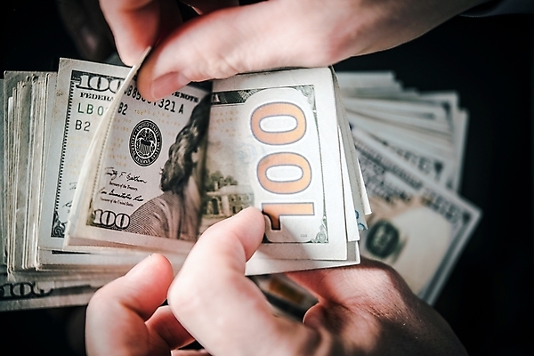 포토 JPG 해외이미지 백인 손 산업 이동 지폐 돈 비즈니스 사람없음 가로 달러 미국 계산 구매 이익 가치 회계 대출 해외202004 해외포토 서양인 컨셉 북아메리카 신체부위 금융 경제 쇼핑 재산 파일형식