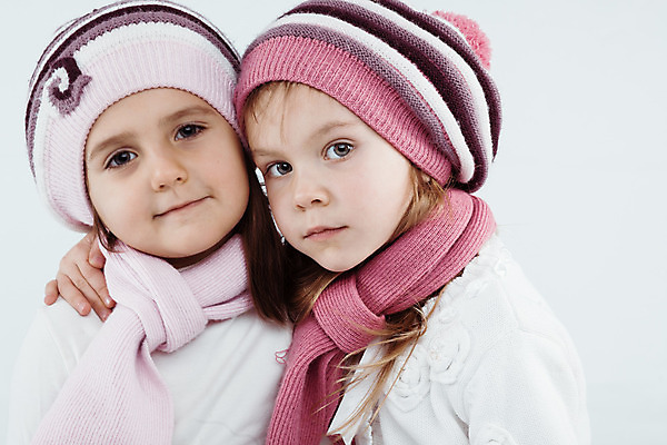 포토 JPG 해외이미지 모델 모자 라이프스타일 옷 계절 여자 행복 어린이 포즈 겨울 포옹 따뜻함 미소 사람 소녀 두명 유행 목도리 줄무늬 우정 기쁨 니트 긍정 스타일 해외202004 해외포토 잡화 감정 컨셉 상의 무늬 안기 표정 생활 친구 파일형식