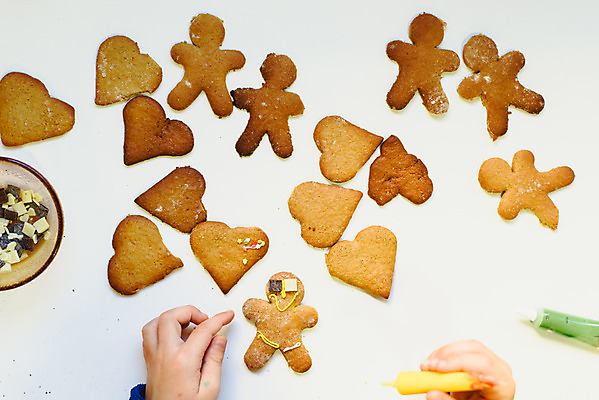 포토 JPG 해외이미지 모양 백인 전통 손 계절 행복 아들 어린이 음식 백그라운드 크리스마스 가족 탁자 디저트 실내 요리 사람 소년 장식 쿠키 주방 흰색 축하 달콤 굽기 준비 반죽 만들기 맛있는 해외202004 해외포토 서양인 기념일 남자 감정 컬러 가구 컨셉 관계 모션 내부 신체부위 맛 구이 파일형식