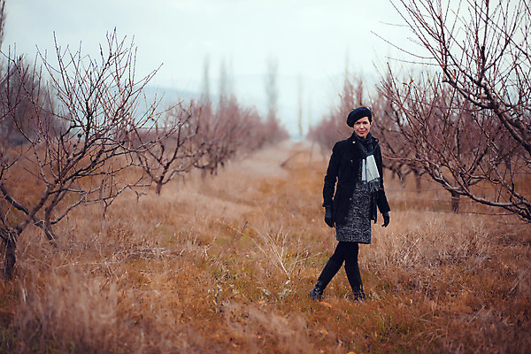 포토 JPG 해외이미지 백인 모델 모자 라이프스타일 응시 공원 여자 겨울 자연 날씨 한명 사람 풍경 성인 야외 유행 걷기 검은색 추위 자유 코트 가을 우아함 숲 장면 스타일 성인여자한명만 해외202004 해외포토 서양인 1 시선 잡화 계절 공공시설 컬러 컨셉 모션 생활 외투 생태계 여자한명만 성인여자만 파일형식