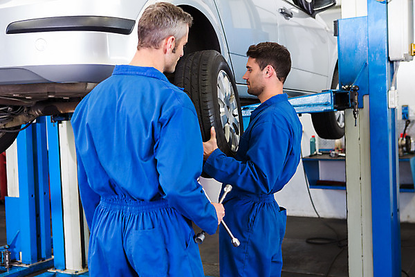 포토 JPG 해외이미지 백인 직업 남자 자동차 노동자 실내 작업복 20대 성인 두명 30대 파란색 바퀴 작업실 기술자 수리 동료 직원 서비스 타이어 정비공 정비소 차고 성인남자만 해외202004 해외포토 서양인 옷 육상교통 컬러 관계 사람 청년 내부 장년 남자만 성인만 파일형식