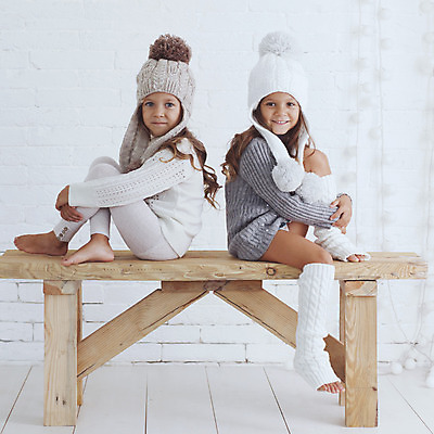 포토 JPG 해외이미지 모델 라이프스타일 옷 계절 어린이 포즈 백그라운드 겨울 벤치 따뜻함 사람 두명 친구 유행 회색 흰색 스웨터 니트 자매 부드러움 스타일 해외202004 해외포토 여자 컬러 상의 의자 가족 관계 생활 감각 파일형식