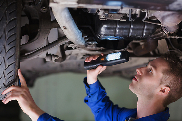 포토 JPG 해외이미지 백인 직업 응시 남자 자동차 노동자 기술 실내 작업복 한명 20대 성인 손전등 잡기 작업 기술자 수리 아래 집중 서비스 타이어 문제 엔진 정비공 정비소 성인남자한명만 해외202004 해외포토 서양인 1 시선 옷 육상교통 컨셉 모션 조명 사람 청년 내부 방향 위치 남자한명만 성인남자만 파일형식