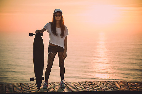 포토 JPG 해외이미지 라이프스타일 여자 길 스포츠 거리 한명 성인 야외 목재 선글라스 일몰 스케이팅 도시 스케이트보드 승차 스케이터 반항 캡모자 성인여자한명만 해외202004 해외포토 나무 모자_잡화 1 안경 재료 모션 겨울스포츠 운동선수 사람 생활 노을 보드_스포츠 여자한명만 성인여자만 파일형식