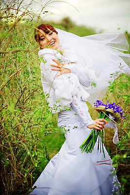 포토 JPG 해외이미지 주간 공원 여자 신부 부케 결혼 한명 들기 성인 야외 옆모습 성인여자한명만 해외202004 해외포토 자연요소 1 공공시설 뷰포인트 꽃다발 모션 사람 이벤트 여자한명만 성인여자만 파일형식