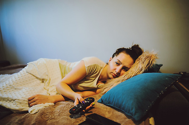 포토 JPG 해외이미지 백인 손 여자 베개 건강 피곤 한명 사람 성인 약 머리 텔레비전 침실 고통 추위 흰색 침대 열 질병 두통 온도 멀리 거짓말 의료성형뷰티 해외202004 해외포토 서양인 1 감정 컬러 가구 컨셉 의학 침구 신체부위 전자제품 파일형식