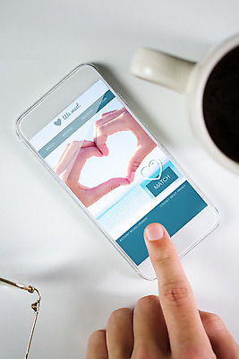 포토 JPG 해외이미지 백인 손 커플 남자 인터넷 데이트 비즈니스 사랑 한명 근접촬영 20대 신체부위 스마트폰 홈페이지 스크린 터치 잡기 비즈니스맨 온라인 성인남자한명만 해외202004 해외포토 서양인 1 감정 뷰포인트 관계 모션 사람 청년 핸드폰 스마트기기 직장인 남자한명만 성인남자만 파일형식