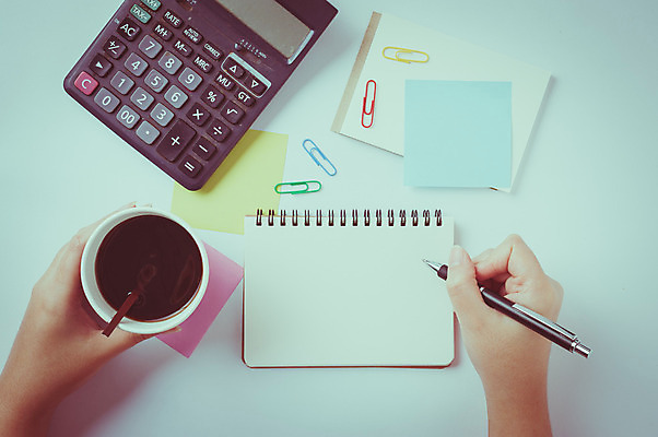 포토 JPG 해외이미지 라이프스타일 손 종이 커피 백그라운드 휴식 아이디어 신체부위 연필 펜 다이어리 공책 공백 계산기 기록 잡기 클립 해외202004 해외포토 음료 컨셉 모션 문구용품 학용품 사람 생활 필기구 사무용품 장비 파일형식