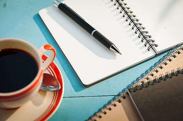 포토 JPG 해외이미지 라이프스타일 종이 커피 음료 백그라운드 탁자 휴식 아이디어 사람없음 컵 펜 다이어리 공책 카페 해외202004 해외포토 식기 가구 컨셉 문구용품 생활 필기구 상점 사무용품 파일형식