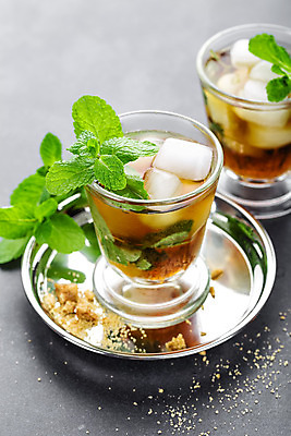 포토 JPG 해외이미지 음료 백그라운드 잎 유리 주류 사람없음 초록색 갈색 식당 냉동 얼음 검은색 추위 알코올 신선 칵테일 바 고명 시원함 설탕 민트 상쾌 콜라 쿠바 냉각기 모히토 버번 보드카 브랜디 소다 위스키 토닉 해외202004 얼림 해외포토 자연요소 식물 감정 컬러 컨셉 재질 상점 중앙아메리카 허브 탄산음료 파일형식