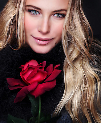 포토 JPG 해외이미지 백인 모델 1 응시 여자 꽃 행복 얼굴 휴가 발렌타인데이 선물 사랑 한명 사람 성인 빨간색 금발 섹시 장미 유행 검은색 어둠 낭만 흰색 화려 우아함 닫기 해외202004 관능적 해외포토 서양인 식물 헤어스타일 시선 감정 컬러 컨셉 모션 데이이벤트 신체부위 파일형식