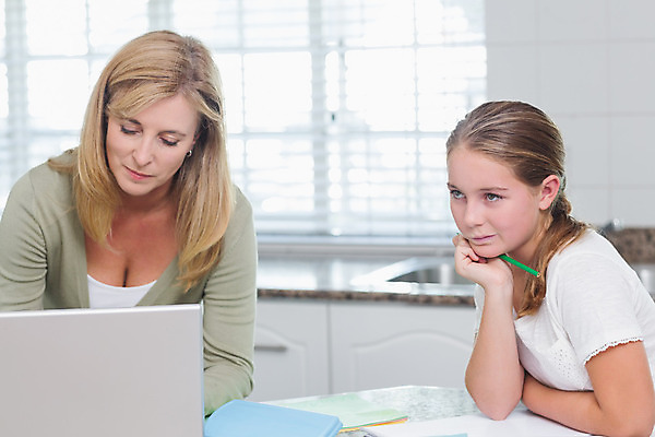 포토 JPG 해외이미지 백인 학생 여자 교육 딸 어린이 중년 50대 엄마 아파트 함께함 실내 사랑 두명 노트북 학습 컴퓨터 부모 계산대 조리대 해외202004 해외포토 서양인 감정 컨셉 가족 주택 사람 성인 내부 전자제품 파일형식