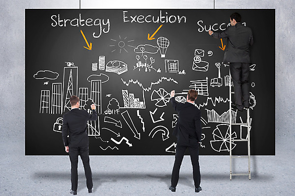 포토 JPG 해외이미지 백인 남자 비즈니스 사다리 그래프 서기 정장 20대 성인 세명 30대 검은색 회색 가리킴 직장인 비즈니스맨 계획 동료 경영자 해외202004 해외포토 서양인 직업 옷 컬러 컨셉 관계 모션 사람 손짓 청년 장년 도구 리더 파일형식